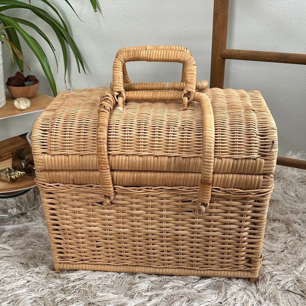 Rattan Picnic Basket Or Sewing Notions Small Basket Mid‎ Century Style Vintage